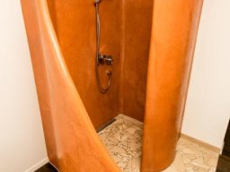 Exklusives Baddesign mit Waschbecken und Dusche