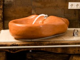 Exklusives Baddesign mit Waschbecken und Dusche