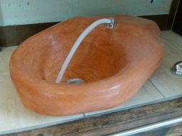 Exklusives Baddesign mit Waschbecken und Dusche