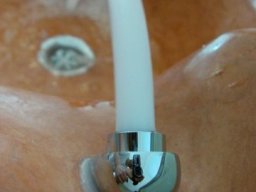 Exklusives Baddesign mit Waschbecken und Dusche