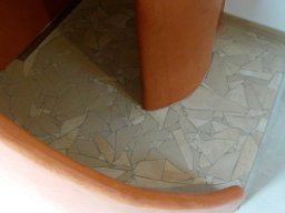 Exklusives Baddesign mit Waschbecken und Dusche