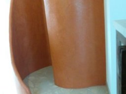 Exklusives Baddesign mit Waschbecken und Dusche