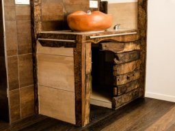 Exklusives Baddesign mit Waschbecken und Dusche