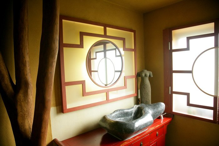 Bad in gelb aus Tadelakt und Holz