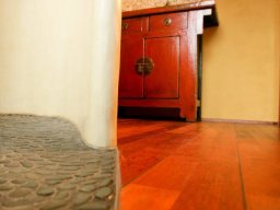 Gelbe Dusche in Tadelakt