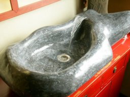 Gelbe Dusche in Tadelakt