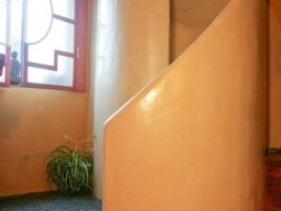 Gelbe Dusche in Tadelakt