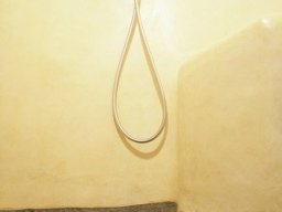 Gelbe Dusche in Tadelakt