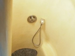 Gelbe Dusche in Tadelakt