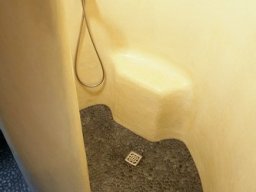 Gelbe Dusche in Tadelakt