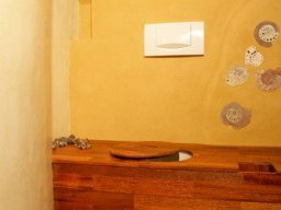 Gelbe Dusche in Tadelakt