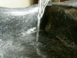 Gelbe Dusche in Tadelakt