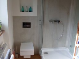 Helle Dusche in Tadelakt