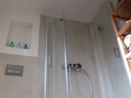 Helle Dusche in Tadelakt