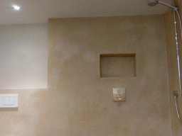 Helles Bad mit Lehmputz und Tadelakt