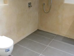 Helles Bad mit Lehmputz und Tadelakt