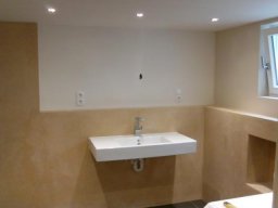 Helles Bad mit Lehmputz und Tadelakt