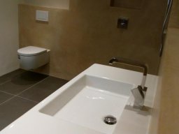 Helles Bad mit Lehmputz und Tadelakt