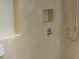 Helles Bad mit Lehmputz und Tadelakt