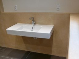 Helles Bad mit Lehmputz und Tadelakt