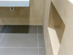 Helles Bad mit Lehmputz und Tadelakt