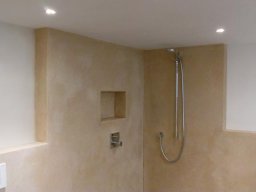 Helles Bad mit Lehmputz und Tadelakt