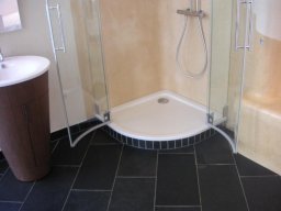 Badgestaltung mit natürlichem Material