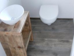 Badgestaltung mit natürlichem Material