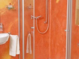 Rote Dusche in Tadelakt