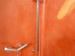 Rote Dusche in Tadelakt