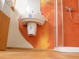 Rote Dusche in Tadelakt