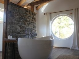 Bad aus Tadelakt, Feldstein und Holz