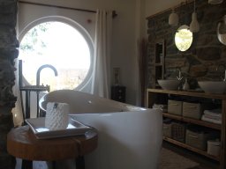 Bad aus Tadelakt, Feldstein und Holz