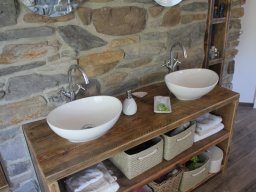 Bad aus Tadelakt, Feldstein und Holz