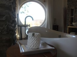 Bad aus Tadelakt, Feldstein und Holz