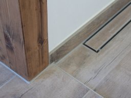 Bad aus Tadelakt, Feldstein und Holz