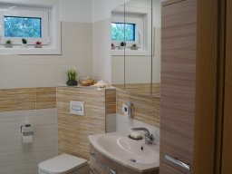 Bad, klein, hell gefliest