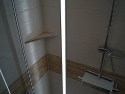 Bad, klein, hell gefliest