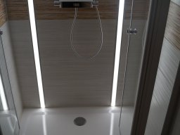 Bad, klein, hell gefliest