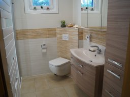 Bad, klein, hell gefliest