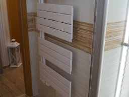 Bad, klein, hell gefliest