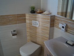 Bad, klein, hell gefliest