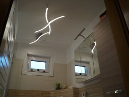 Bad, klein, hell gefliest