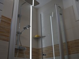 Bad, klein, hell gefliest