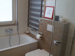 Bad, klein, hell gefliest