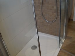 Bad, klein, hell gefliest