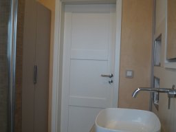 Bad, klein, hell gefliest