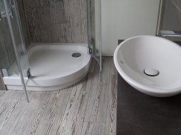 Edelfliesen mit Kalkputz