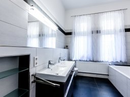 Bad, modern. schwarz-weis