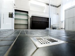 Bad, modern. schwarz-weis